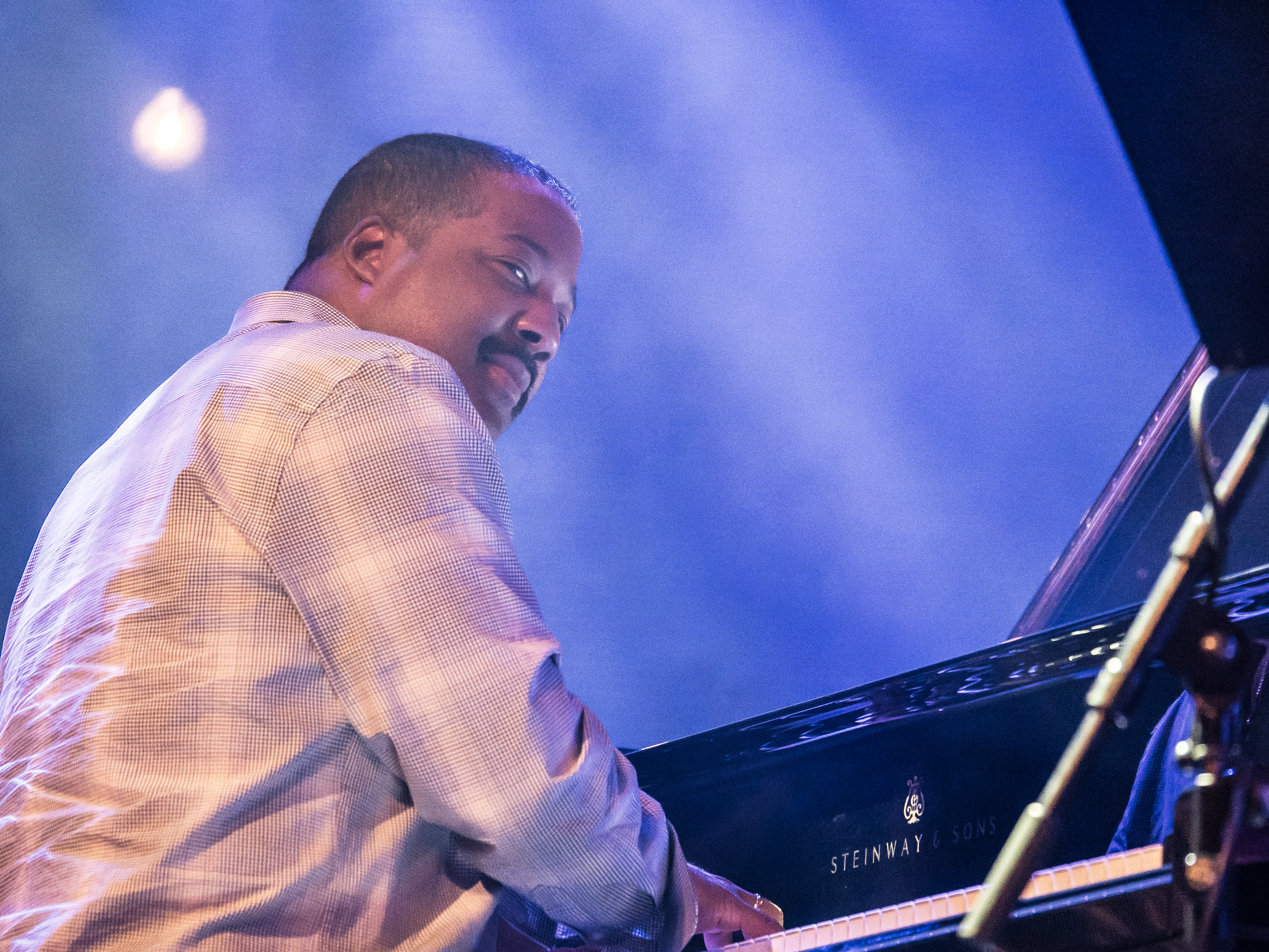 Picture of Eric Reed playing piano.